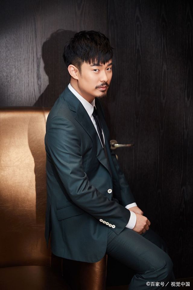 陈赫惊喜颁奖传递电竞正能量 留胡子扯领带又痞又帅man味十足